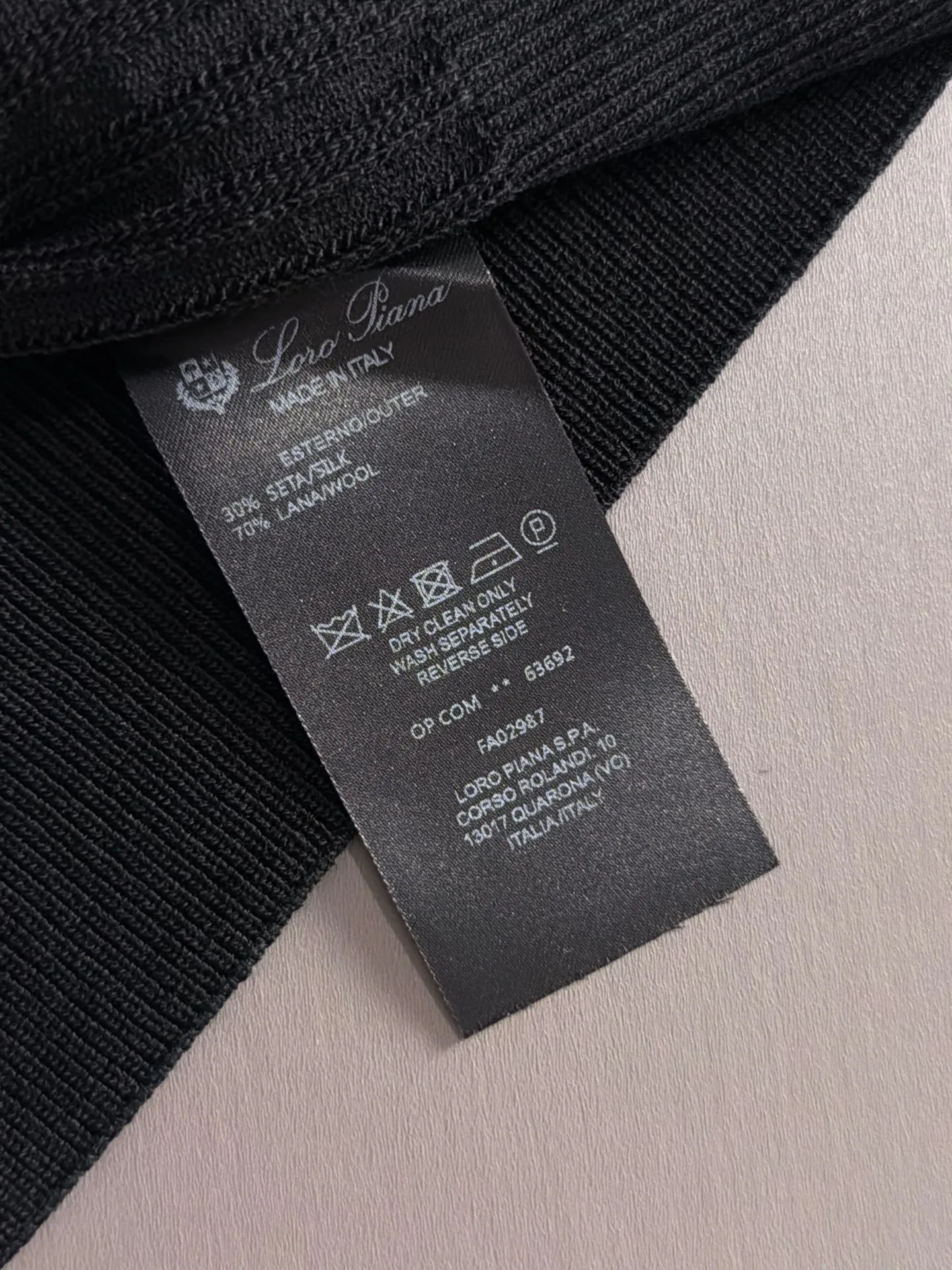 LP high quality Loro Piana 26ss New Arrival men's short-sleeved knitted T-shirt. Made of combed cotton yarn knitted cotton fabric, no pressure when entering and exiting the counter. Exclusive control of raw materials. It feels substantial when weighed, and the upper body is more textured than ordinary T-shirts. This texture can handle the weather easily and is suitable for both hot and cold! Loose fit design, looks noble. The only correct version is available Size: M to 4XL